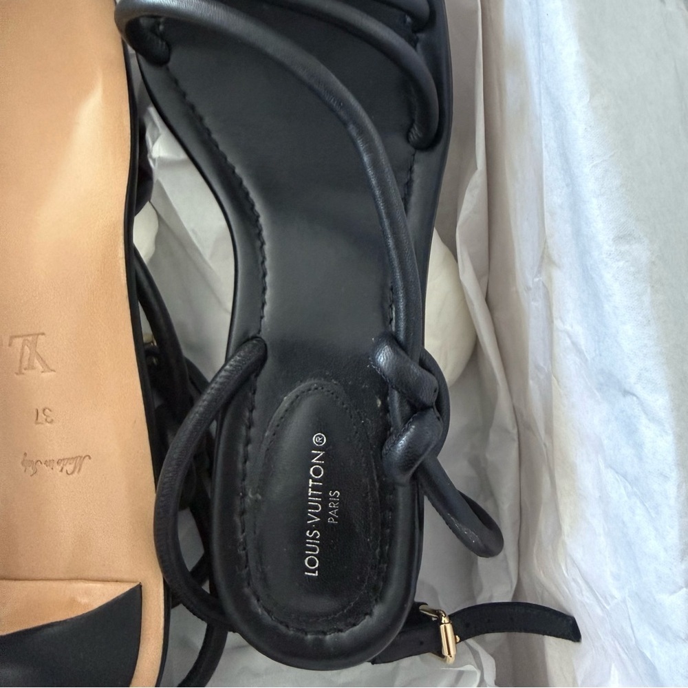 Sandals Louis Vuitton Strappy
Heel black 37 - Picture 6 of 12